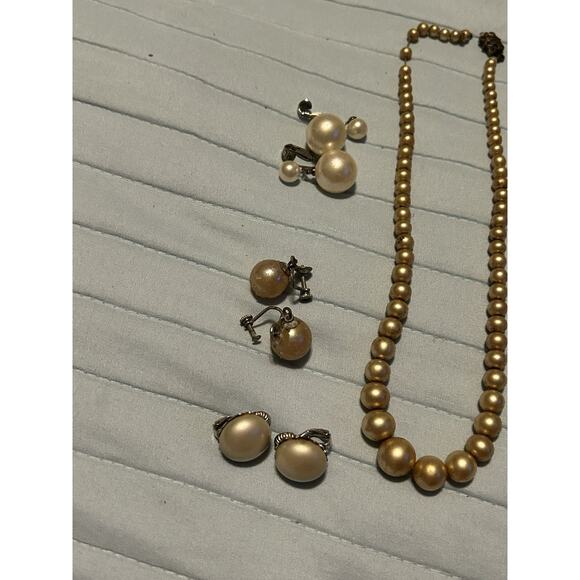 Vintage Faux Pearl Jewelry Lot Pieces Earrings Necklaces Bracelets Earrings - Picture 10 of 12